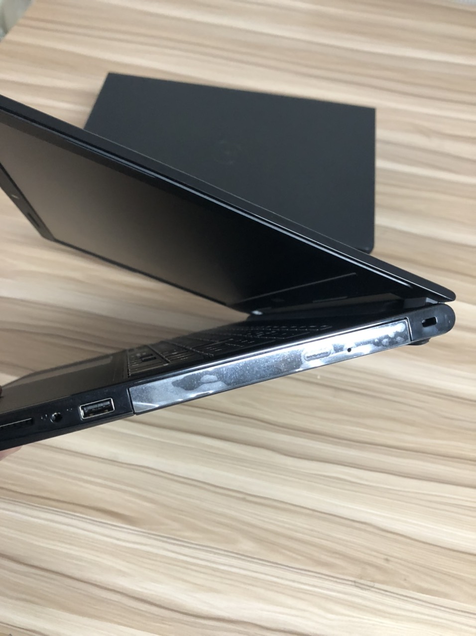 Dell 3568 | CORE I7 750U | RAM 8GB | CARD RỜI | SSD SIÊU NHANH | MÀN HÌNH 15.6