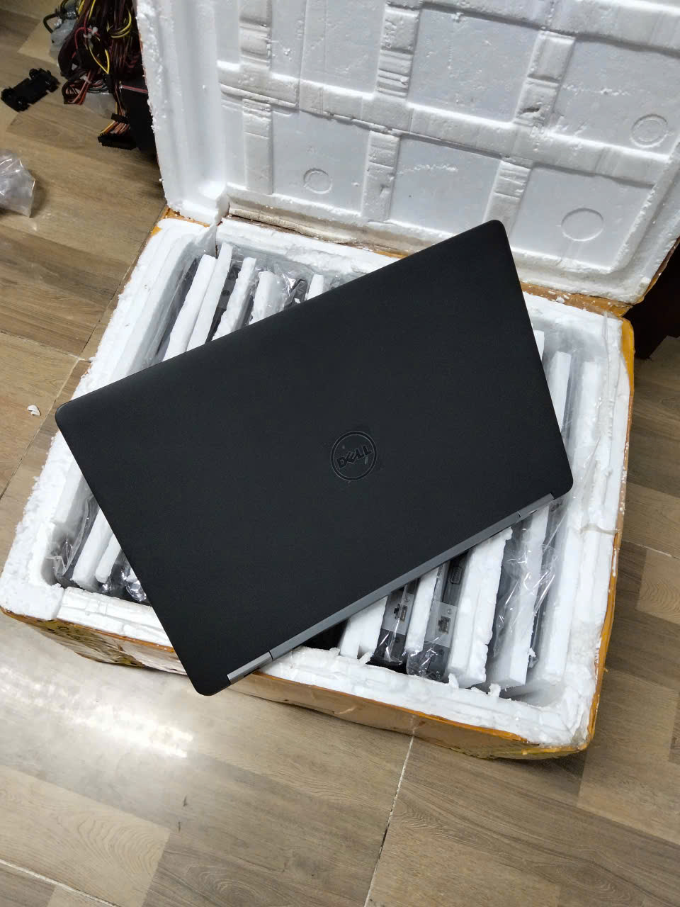 Dell Latitude E5570 | CORE I5 6300U | RAM 8GB | SSD 256GB | MÀN 15.6 IN